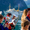 Musikalsk velkomst når Kongeskipet bringer Kongen og Dronningen til Valldal i Fjord kommune. Foto: Lise Åserud / NTB